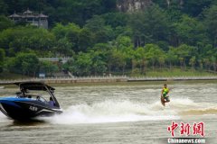 第三届中国滑水巡回大赛柳州开赛 选手水上对决