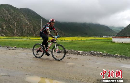 2017“香雄梅朵杯”山地自行车体验赛现场。　何蓬磊 摄