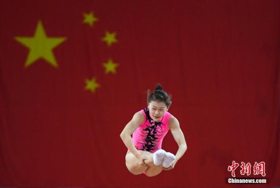 7月7日，中国内地最高级别的蹦床赛事“全国蹦床冠军赛”在山西太原举行。本次赛事是全运会前蹦床项目的最后一次大赛，中国13个省(市)代表队的317人参赛，董栋何雯娜等奥运名将将悉数登场。 武俊杰 摄