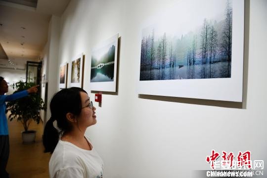 图为，游客参观中法武汉生态示范城摄影艺术交流中心展览 孙克亮 摄