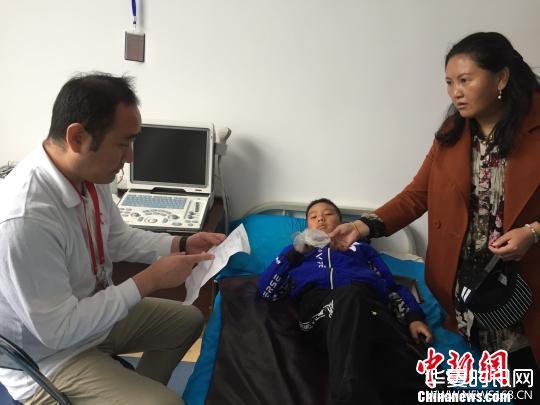 北京地坛医院的泌尿科专家刘庆军为11岁的患者诊病。　赵玉芹 摄