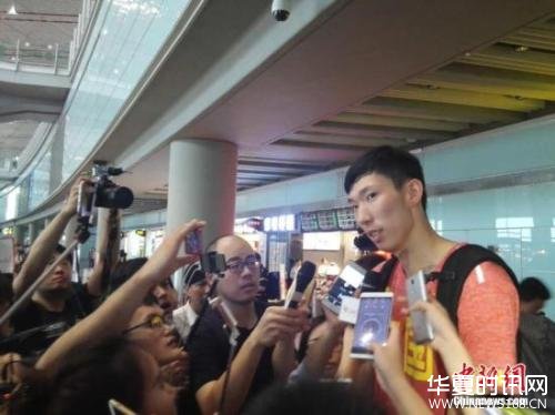 8月18日，中国男篮乘机回国抵达北京，易建联、周琦等队员受到粉丝和媒体的重重包围。图为周琦接受采访。中新网记者 尚虹波 摄