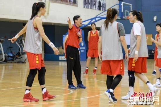 图为中国女篮主教练许利民在公开训练课上重点训练队员防守战术。 中新社记者 崔楠 摄