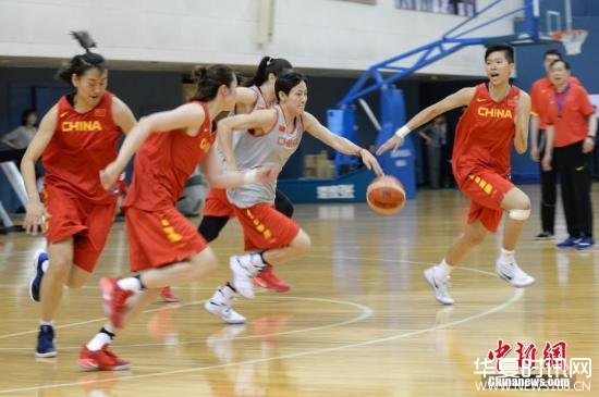 4月10日，新一届中国女篮公开训练课在北京举行，中国篮协主席姚明及女篮新帅许利民与新一届女篮国家队正式亮相。图为中国女篮队员们进行训练。中新社记者 崔楠 摄