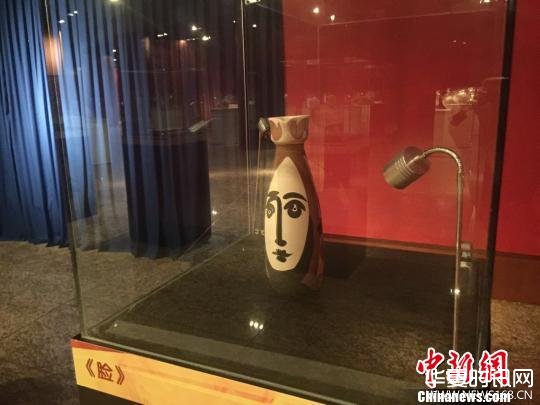 7月13日，《心血浇灌的碎片——毕加索亲制银盘·陶器展》在北京中华世纪坛开幕。图为展出的毕加索亲制陶器作品《脸》。(完) 主办方供图 摄
