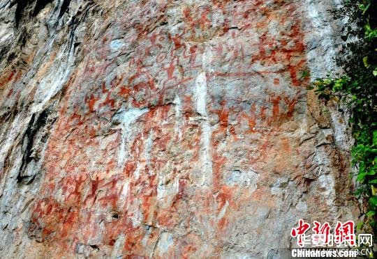 资料图：拍摄于2017年3月的广西左江花山岩画文化景观。　黄艳梅 摄