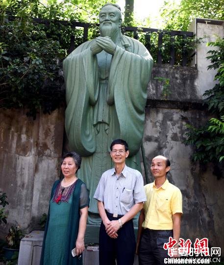 出席开馆仪式的陈一帆长女陈子文(左一)，与陈一帆的学生、台北华冈艺术学校原校长唐自常(图中)等在陈一帆创作的孔子塑像前合影。　记者刘可耕 摄