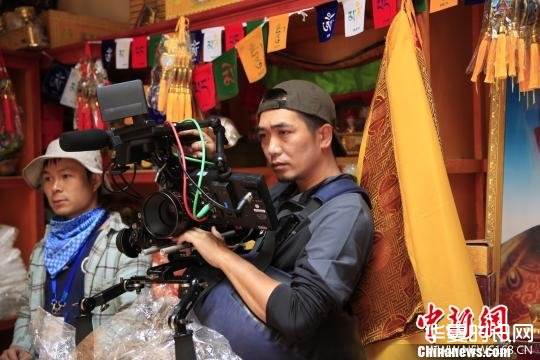 7月23日，微电影《珠峰的呼唤》摄影师正在拍摄取景。举办方提供