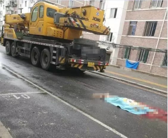 重型吊车轧死8旬老太, 现场惨不忍睹_华夏时讯网