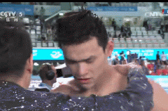 心疼!孙杨赛后与记者抱头痛哭:太累了 游不动了