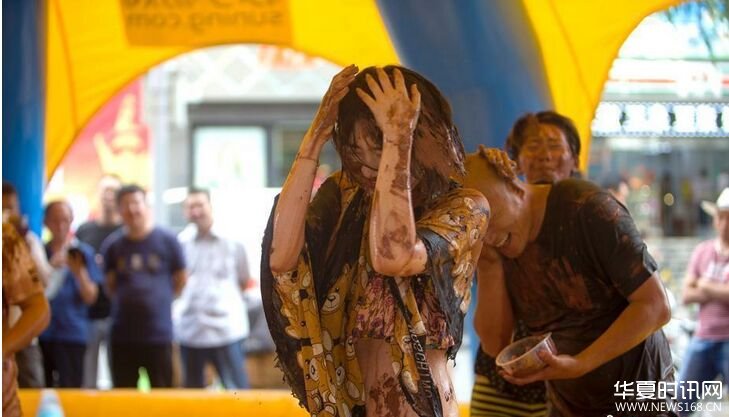 山西太原街头上演帅哥美女湿身泥巴秀激情无限