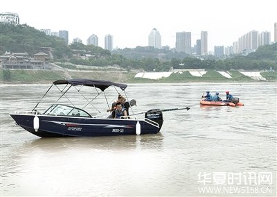 一男子连人带车沉入江中 近百位志愿者搜寻两天无果