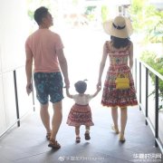 章泽天一家三口手牵手合影 画面温馨有爱