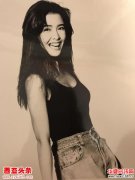 周慧敏晒26年前时尚旧照！黑吊带高腰裤秀窈窕身材