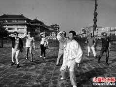 西安80后小伙免费教“老外”打太极拳