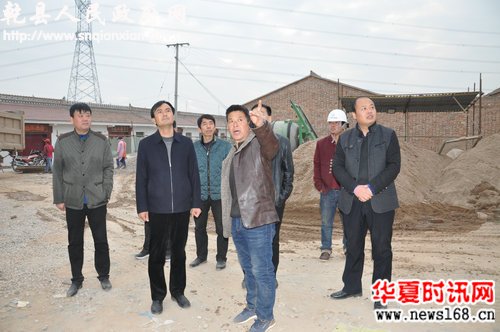 陕西省乾县副县长张满池检查指导易地移民搬迁建设工作