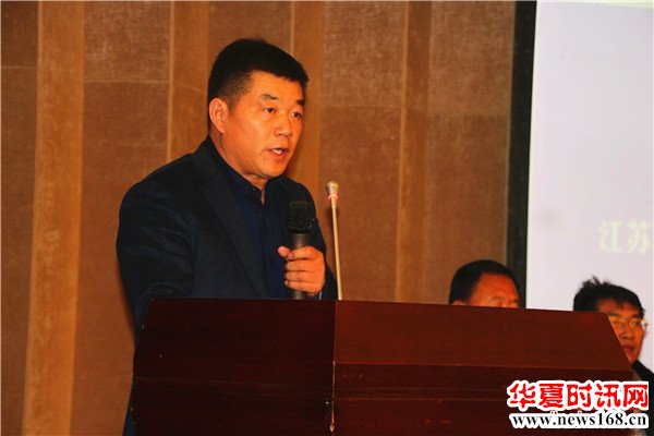 统战部长渠慎鹏向丰县西安商会赠送《丰商