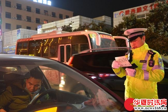 陕西大荔县公安局交通管理大队开展夜查整治活动