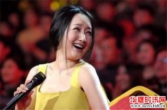 46岁杨钰莹装嫩失败，颈纹打破不老传说