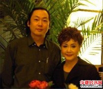 74岁李谷一全家近照，女儿长得貌美如花！