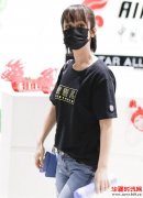 杨紫分手后首露面，衣服上三个字形容她很到位