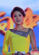 央视节目主持人, 丈夫大她二十岁, 站一起犹如父女