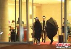 范冰冰逃税风波后首次露面身穿一身黑保镖撑伞一路随行