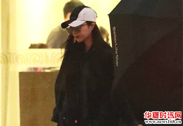 范冰冰逃税风波后首次露面身穿一身黑保镖撑伞一路随行