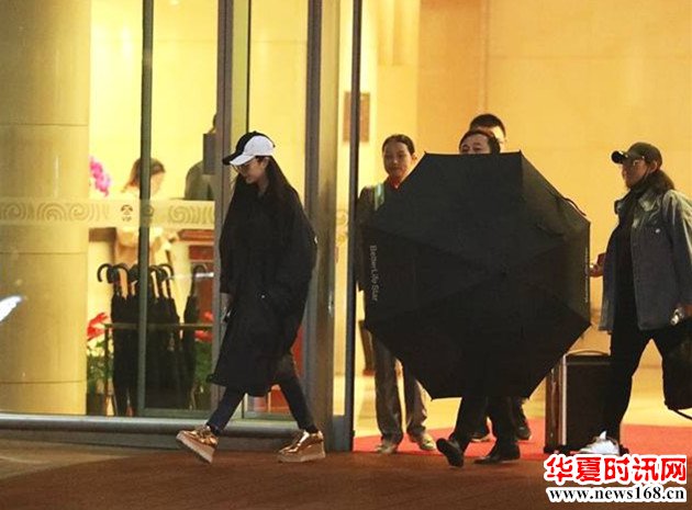 范冰冰逃税风波后首次露面身穿一身黑保镖撑伞一路随行
