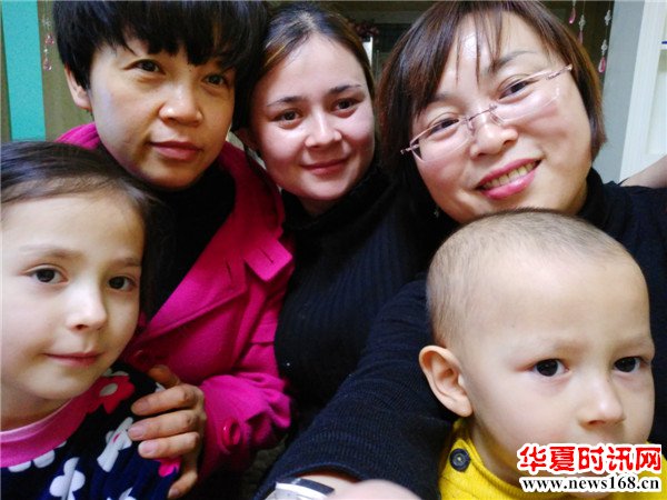 阿克苏市档案局驻实验林场祥林社区访惠聚工作队队长、第一书记曾蓉和工作队员彭静和亲戚合影