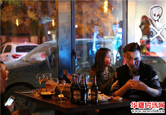 神木爽约咖啡酒吧万圣节