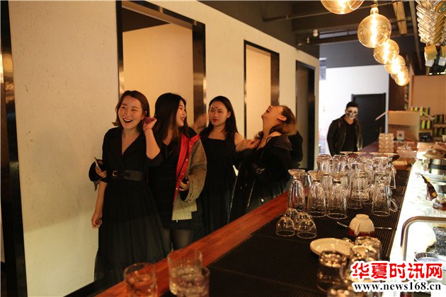 神木爽约咖啡酒吧万圣节