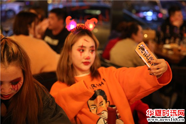 神木爽约咖啡酒吧万圣节