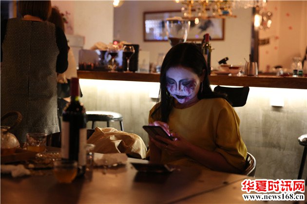 神木爽约咖啡酒吧万圣节