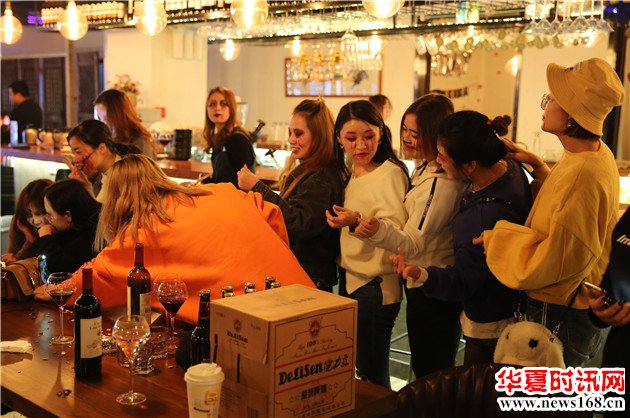 神木爽约咖啡酒吧万圣节