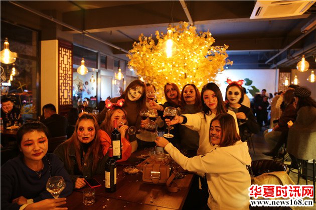 神木爽约咖啡酒吧万圣节