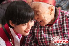 南航新疆分公司乘务三部19年爱心坚守 偏瘫老人心中的好儿女