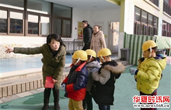 　　华夏时讯网：为增强幼儿的防骗意识，提高幼儿防拐、防骗能力，让幼儿掌握有关防拐骗的技能，21日上午，江苏镇江新区实验幼儿园小班年级组举行了一场 "防拐、防骗演练"活动。 　　志愿者携带糖果、小点心、玩具等进入各班教室，以带孩子们出去买玩具、买零食、玩游戏等为由，对幼儿进行“哄骗”。 　　“在不到20分钟的过程中，成功骗取了共46名小朋友到幼儿园大门后”，园方相关负责人告诉记者，被“拐骗”的“宝宝”，有些是全班出动，有的则是三五成群，一个个兴高采烈。 　　演练结束后，各班教师结合实例及当天的演练情况，现场对孩子们进行了安全再教育，反复警醒，让孩子谨记"不跟陌生人走"。