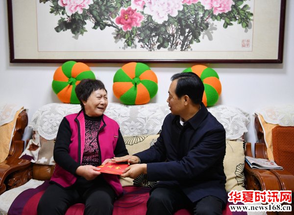 济南市市中区区委书记韩永军走访慰问老党员、生活困难党员和生活困难职工