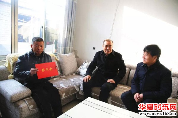 张月波书记与李勇然悉心交谈,详细询问其家庭人口,经济状况,就业就医