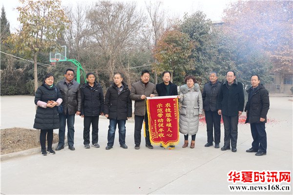 渭南市临渭区农业局：锦旗一面任更重 不待扬鞭自奋蹄 