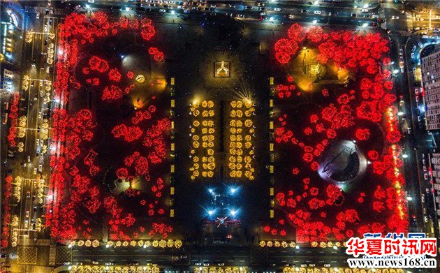 天津市西青区杨柳青庆元宵大型灯展安装完成并进行试灯(无人机拍摄)。 元宵节临近,各地张灯结彩、火树银花,营造出浓浓的节日氛围。 新华社发(沈岳 摄)