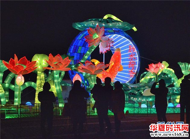 游人在河北省霸州市胜芳镇元宵灯展上赏灯。 元宵节临近,各地张灯结彩、火树银花,营造出浓浓的节日氛围。 新华社发(杜岩龙 摄)