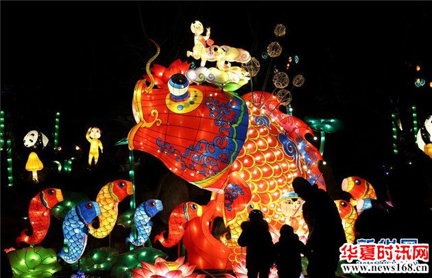 游人在山东省枣庄市台儿庄古城赏灯。 元宵节临近,各地张灯结彩、火树银花,营造出浓浓的节日氛围。 新华社发(孙中喆 摄)