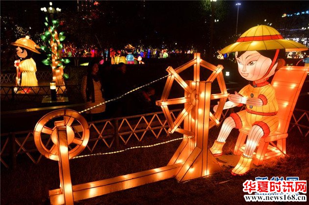 游人在湖北省宣恩县贡水河畔赏灯。 元宵节临近,各地张灯结彩、火树银花,营造出浓浓的节日氛围。 新华社发(宋文 摄)