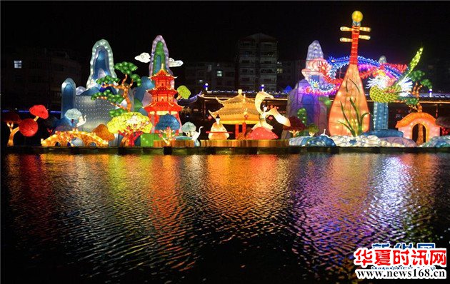 北省宣恩县贡水河畔拍摄的彩灯。 元宵节临近,各地张灯结彩、火树银花,营造出浓浓的节日氛围。 新华社发(宋文 摄)