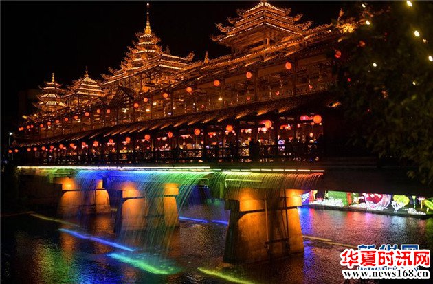 北省宣恩县贡水河畔拍摄的彩灯。 元宵节临近,各地张灯结彩、火树银花,营造出浓浓的节日氛围。 新华社发(宋文 摄)