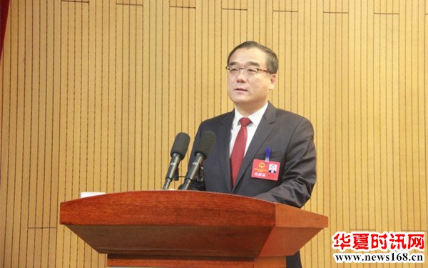 热文     上午九时,博兴县委书记李守江宣布大会开幕.