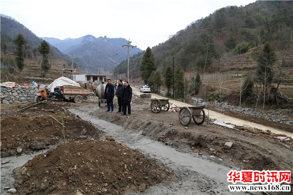 汉中市南郑区司法局局长陈兴云督导检查包联村脱贫攻坚工作