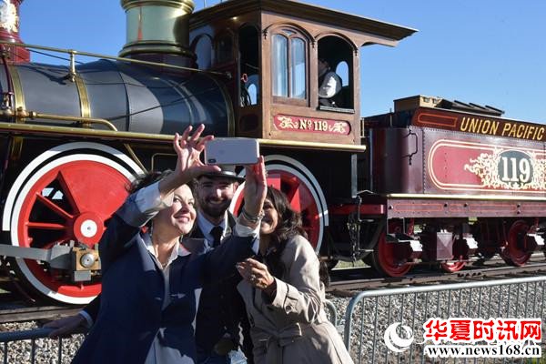 美国各界在犹他州普罗蒙特瑞举行“金钉节”庆祝活动,纪念太平洋跨洲铁路竣工150周年。此次纪念活动吸引数万名美国民众参加,对中国工人历史贡献的突出纪念成为整个活动的一大亮点。